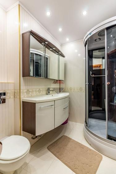 Apartament cu 3 camere decomandat, mobilat în P-ța Sfânta Vineri