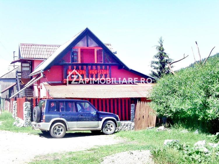 Casă individuală cu 10 camere cu Canalizare în Central