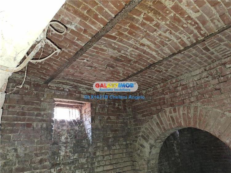 Casă cu 4 camere cu Garaj în Unirii
