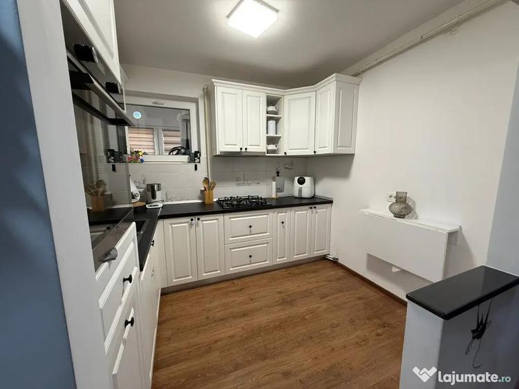 Apartament cu 3 camere decomandat, mobilat în Cornișa