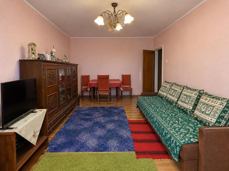 Apartament cu 3 camere decomandat, mobilat în Baicului