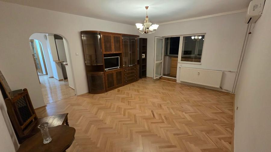 Apartament cu 2 camere decomandat în P-ța Victoriei