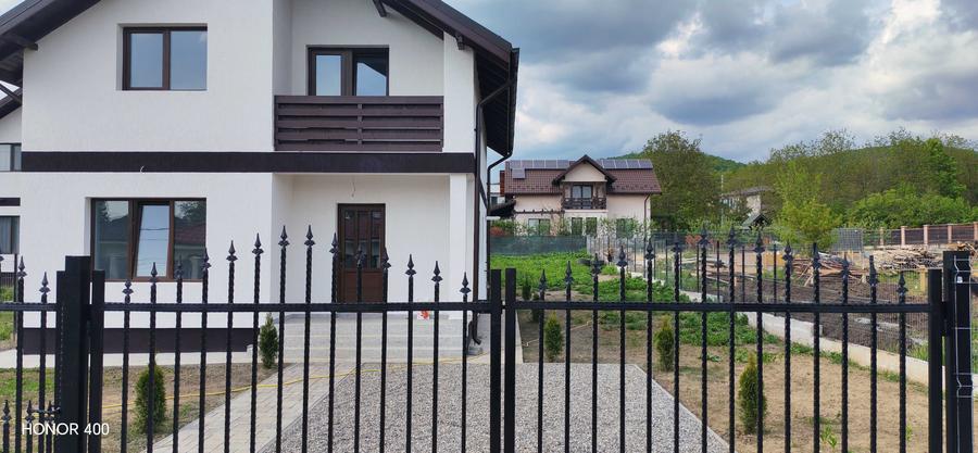 Casă cu 4 camere în Bănești
