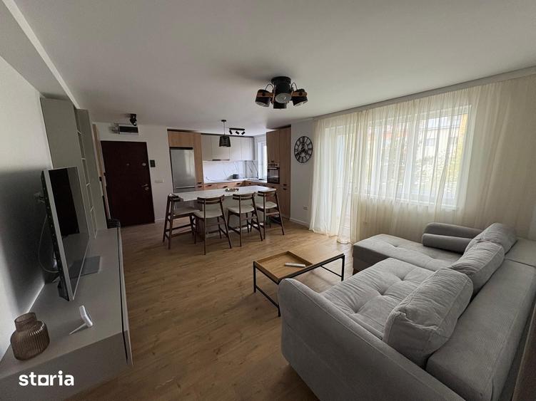 Apartament cu 4 camere semidecomandat în Central