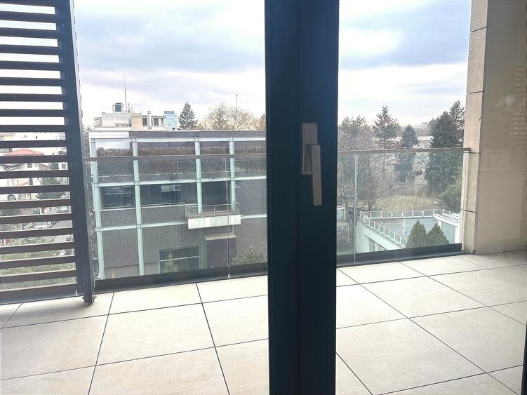 Apartament cu 4 camere decomandat în Primăverii