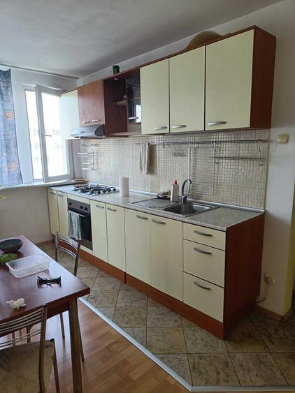 Apartament cu 3 camere semidecomandat în Bucur Obor