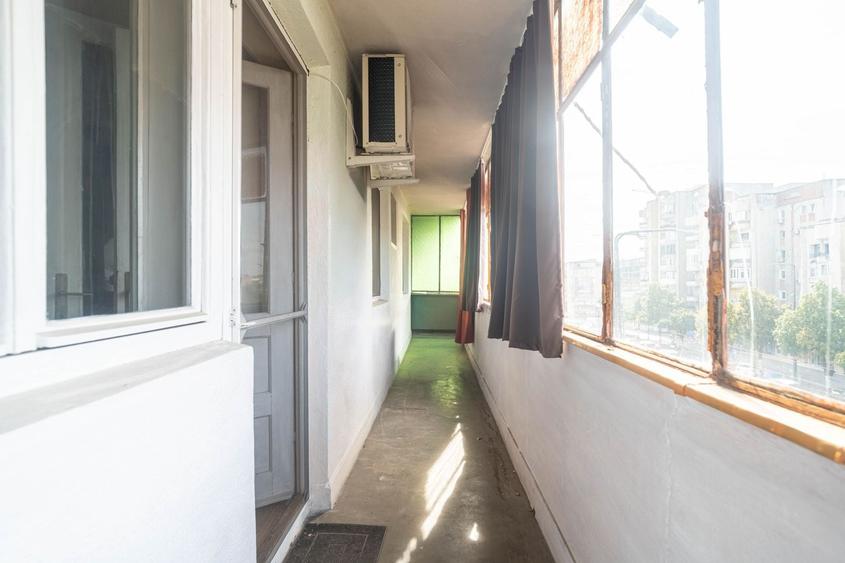 Apartament cu 3 camere semidecomandat, mobilat în Central