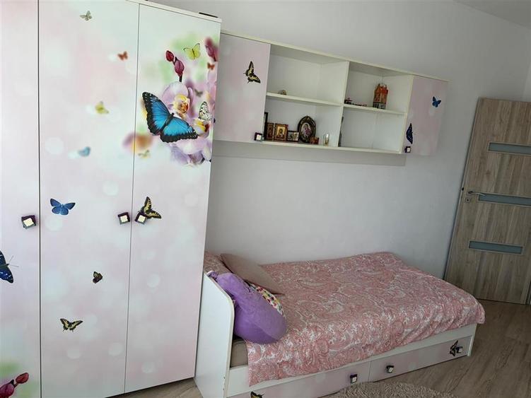 Apartament cu 3 camere semidecomandat, mobilat în Șelimbăr