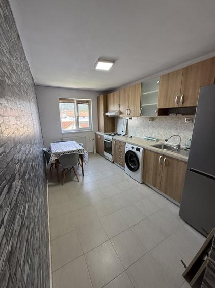 Apartament cu 3 camere semidecomandat, mobilat în Florești — fotografia 1