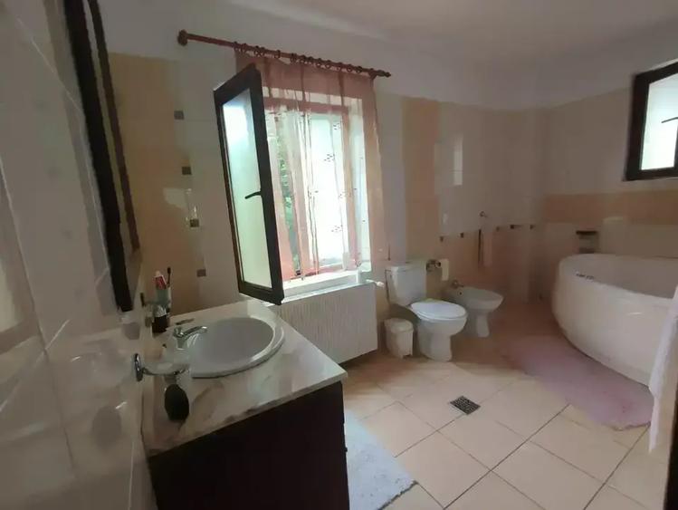 Casă cu 5 camere cu Canalizare în Central