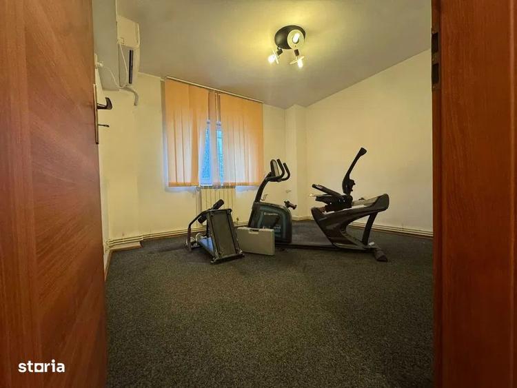 Apartament cu 4 camere semidecomandat, mobilat în Ștefan cel Mare