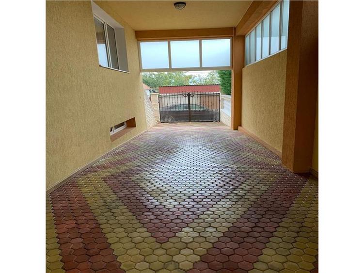Casă individuală cu 9 camere cu Teren 600 Mp în Gruia