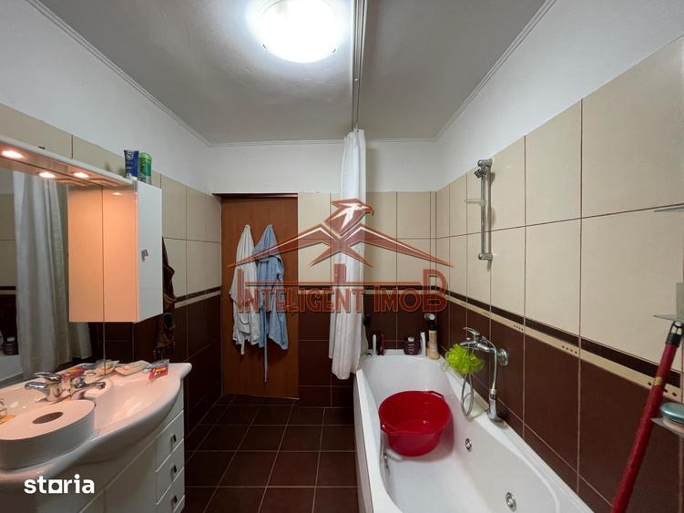 Casă cu 5 camere decomandat cu Teren 900 Mp în Mândra