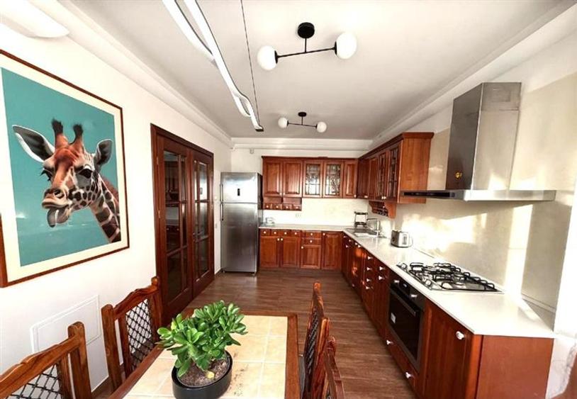 Apartament cu 3 camere decomandat în Barbu Văcărescu