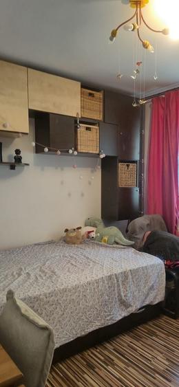 Apartament cu 4 camere semidecomandat, mobilat în Tomis Nord