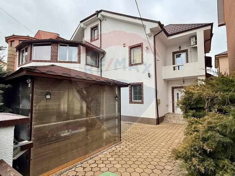 Casă cu 12 camere cu Teren 300 Mp în Central