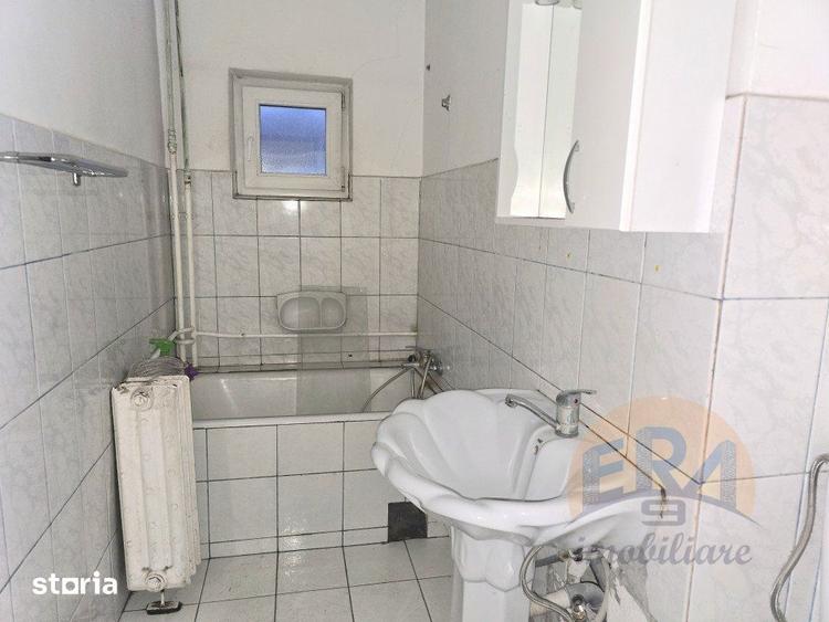 Apartament cu 3 camere semidecomandat în Cantemir