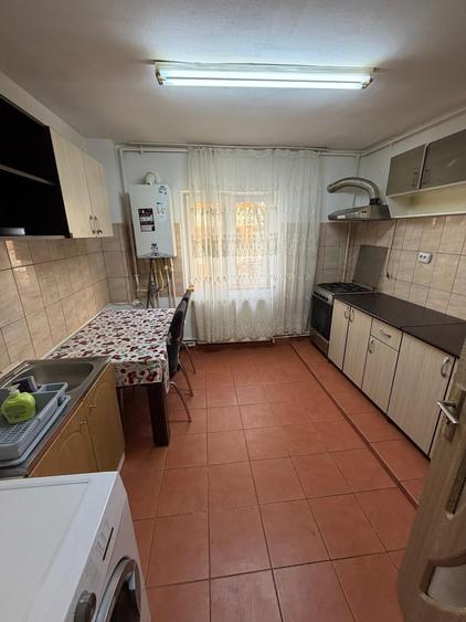 Apartament cu 3 camere semidecomandat în Girocului