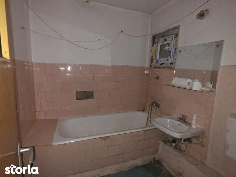 Apartament cu 3 camere semidecomandat în Obor