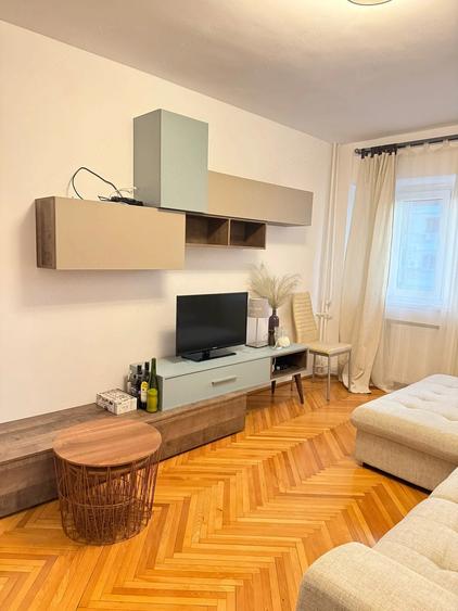 Apartament cu 3 camere decomandat în Girocului