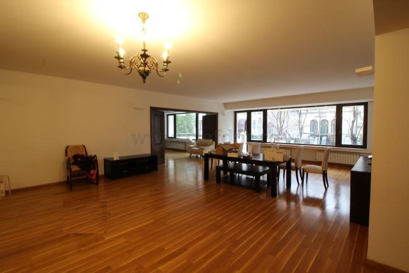 Apartament cu 4 camere semidecomandat în Dorobanți