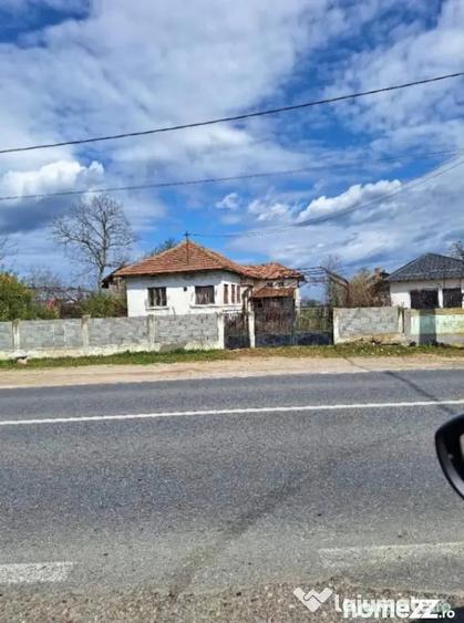 Casă cu 3 camere cu Teren 2504 Mp în Central