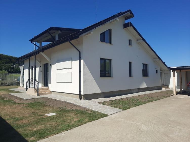 Casă individuală cu 5 camere cu Garaj în Bodești