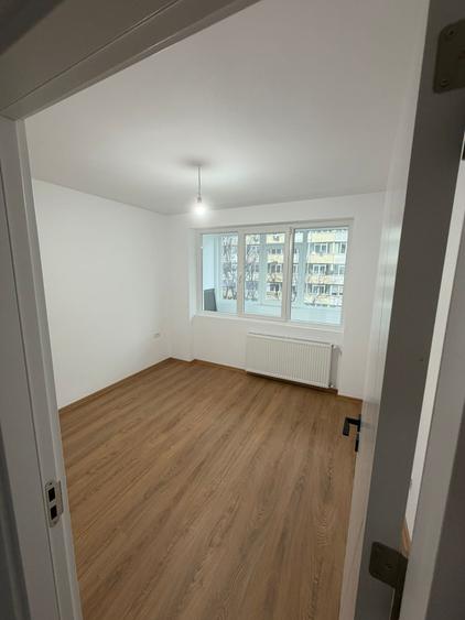 Apartament cu 3 camere semidecomandat în Iancului