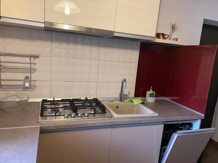 Apartament cu 3 camere semidecomandat, mobilat în Gara de Nord