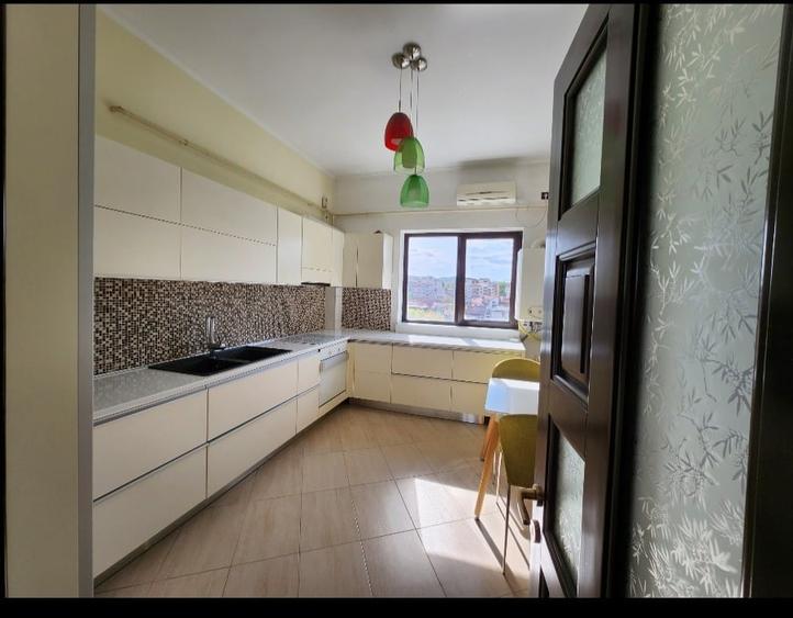 Apartament cu 3 camere decomandat, mobilat în Central