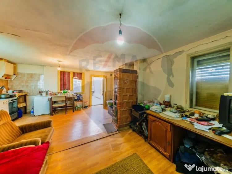 Casă cu 2 camere cu Teren 4500 Mp în Cărand
