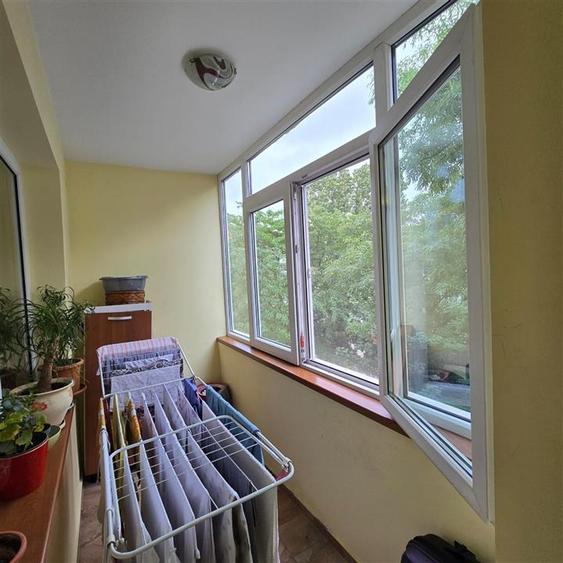 Apartament cu 3 camere semidecomandat în Podu Roș