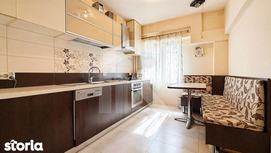 Apartament cu 3 camere, mobilat în Tei
