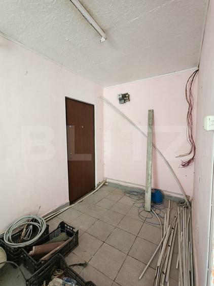 Birou, de 48.610000610352 mp, în Sud-Est