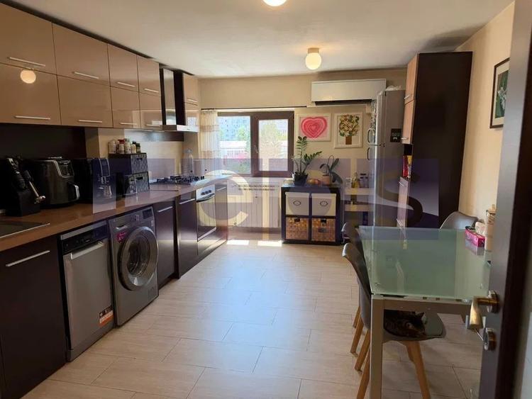 Apartament cu 4 camere decomandat, mobilat în Decebal