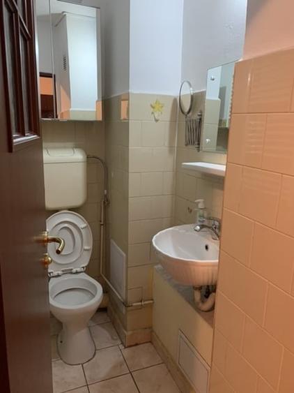 Apartament cu 3 camere decomandat, mobilat în P-ța Victoriei