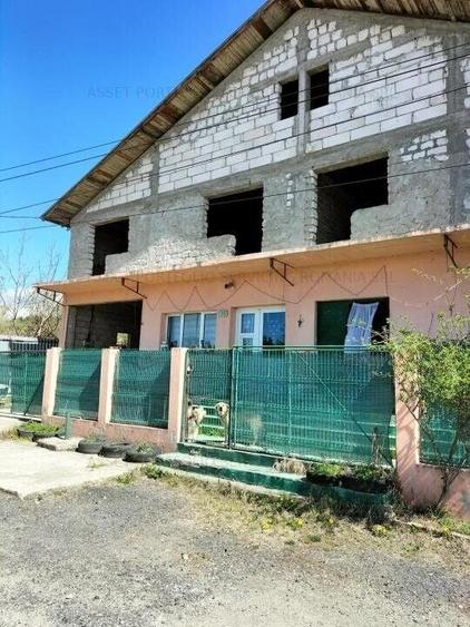 Casă cu 10 camere cu Teren 1999 Mp în Doicești