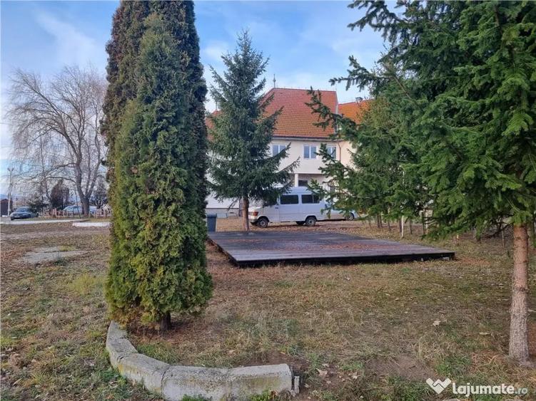 Spațiu comercial, de 400 mp, în Reci