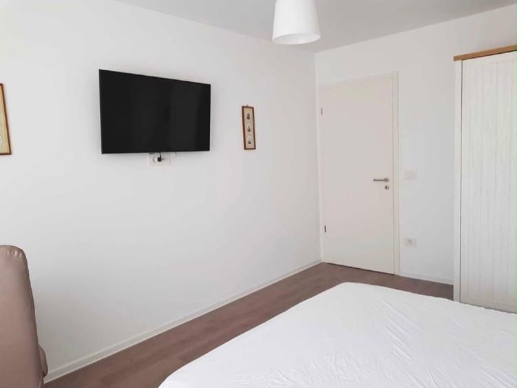 Apartament cu 2 camere semidecomandat, mobilat în Tractorul