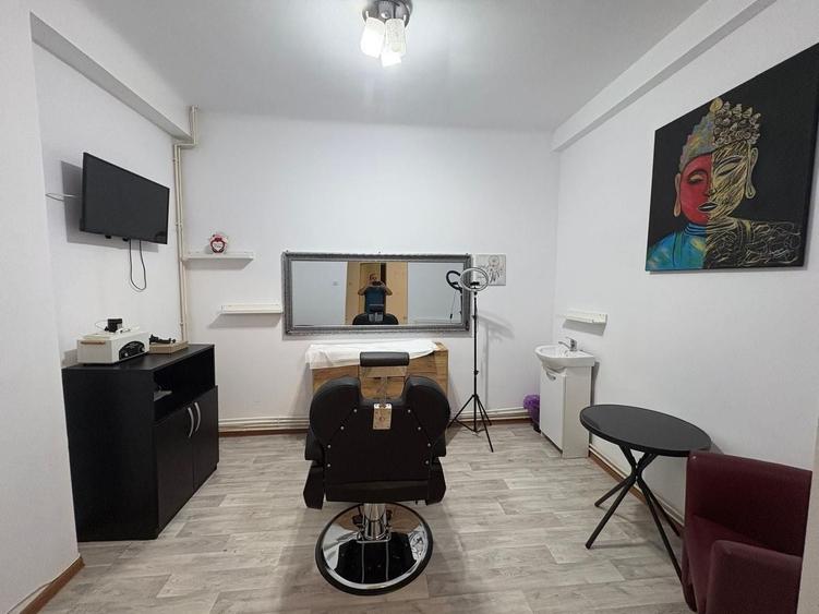 Casă individuală cu 8 camere cu Canalizare în Central