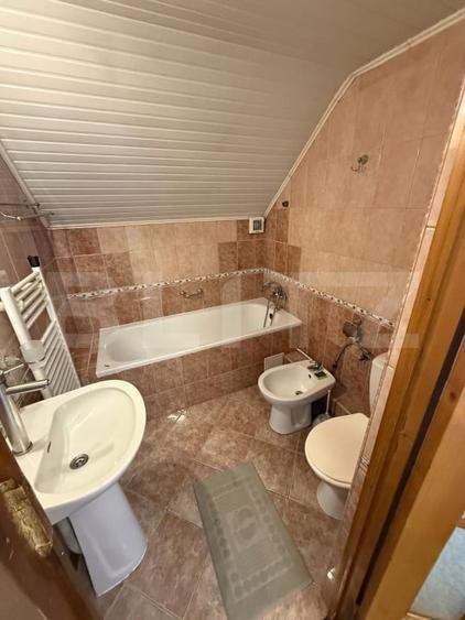 Casă individuală cu 4 camere cu Canalizare în Est