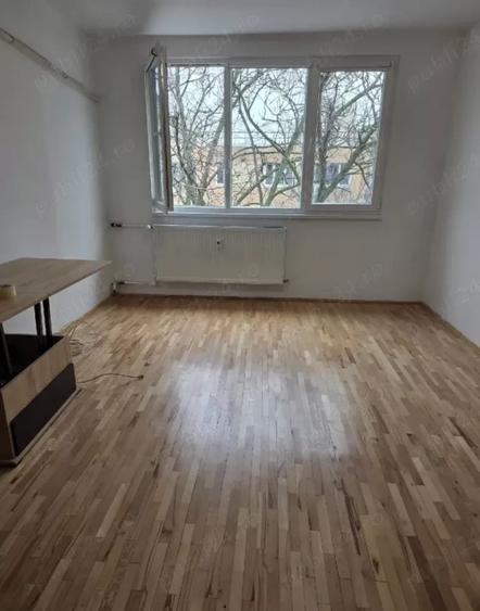 Apartament cu 3 camere semidecomandat, mobilat în Drumul Taberei