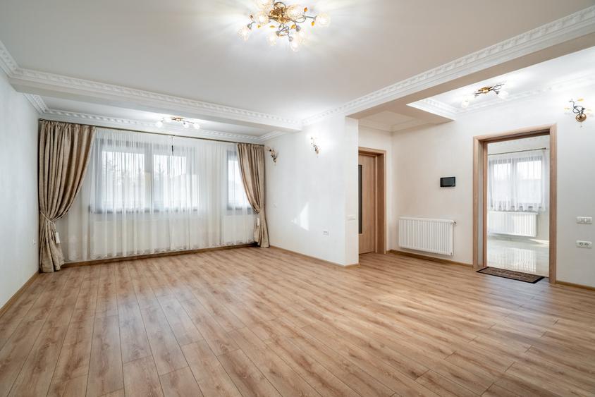 Casă individuală cu 6 camere cu Garaj în 1 Decembrie