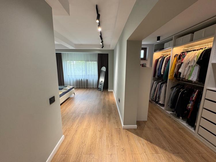 Casă individuală cu 6 camere cu Garaj în Odăi