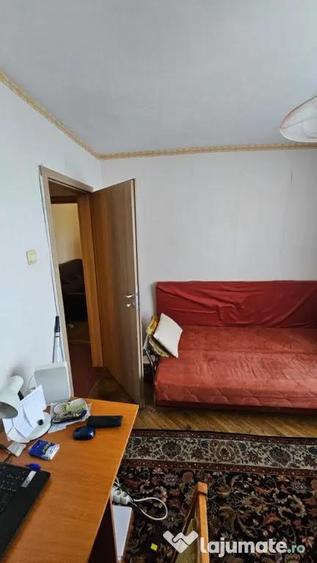 Apartament cu 3 camere semidecomandat în Cina