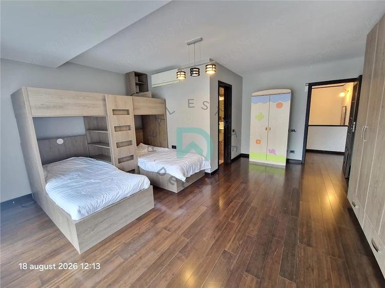 Casă cu 7 camere cu Teren 1000 Mp în Central