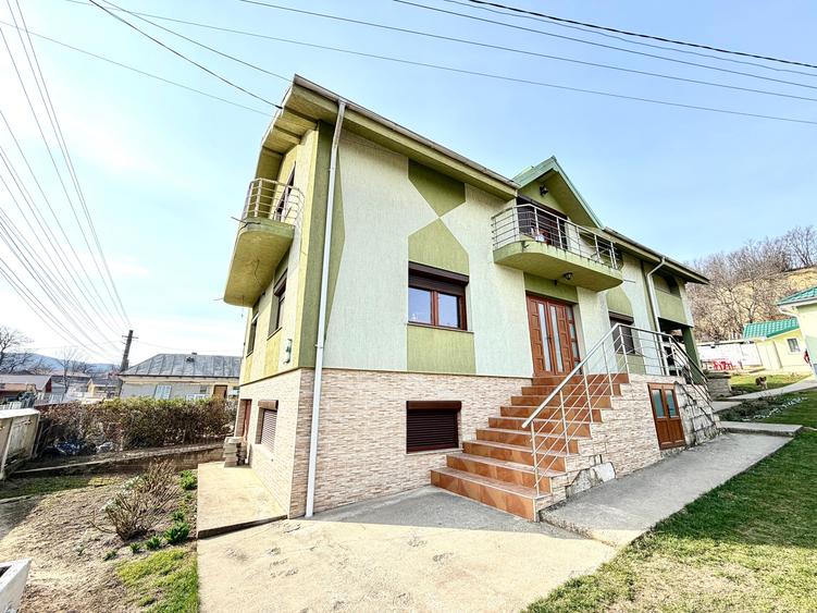Casă individuală cu 5 camere cu Teren 700 Mp în Sascut