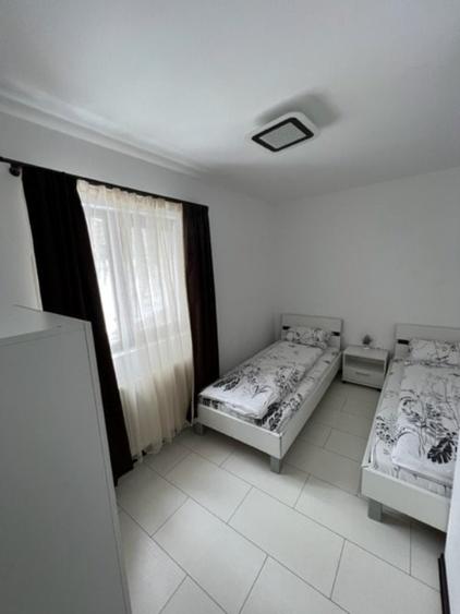 Casă cu 7 camere cu Teren 300 Mp în Est