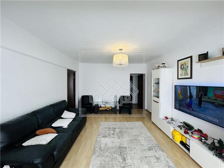 Apartament cu 3 camere semidecomandat în Turnișor