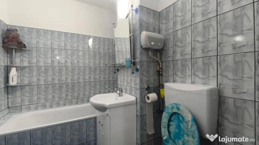 Apartament cu 3 camere decomandat în Piața Centrală